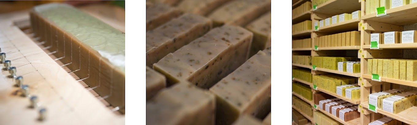 Le savon est coupé, séché et stocké sur des étagères.