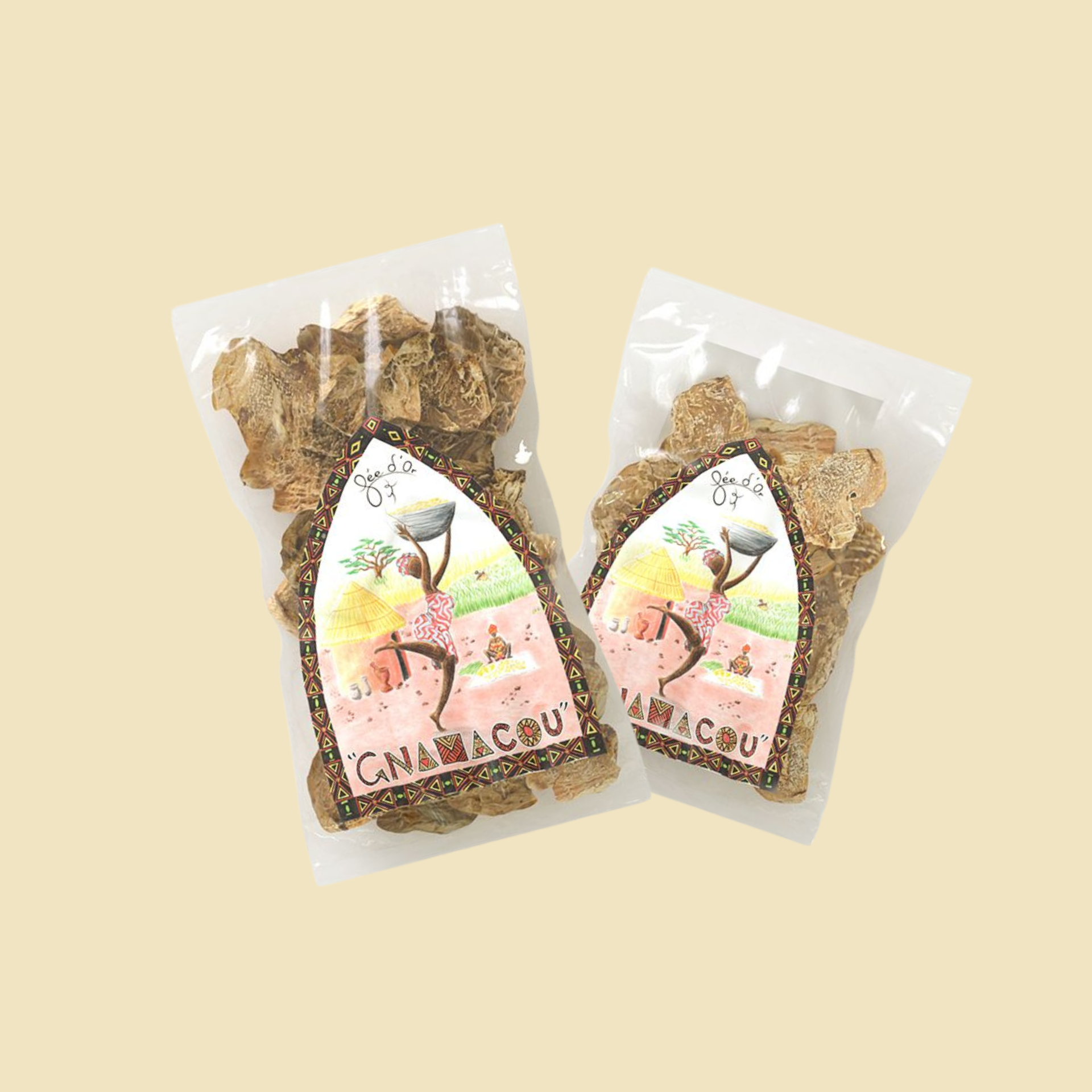 Deux sachets transparents contenant des aliments, ornés d'étiquettes décoratives, se détachent sur un fond crème.