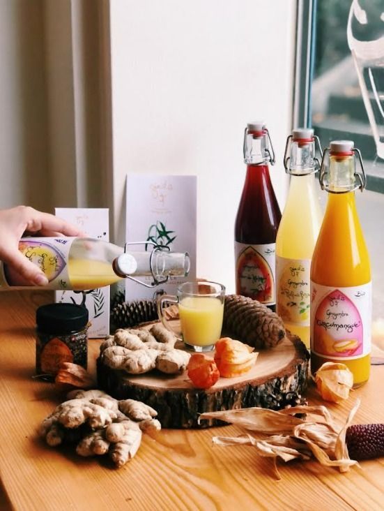 Scène de plage au coucher du soleil avec une bouteille de jus, un verre, un citron, de la glace, un sucrier et des palmiers.