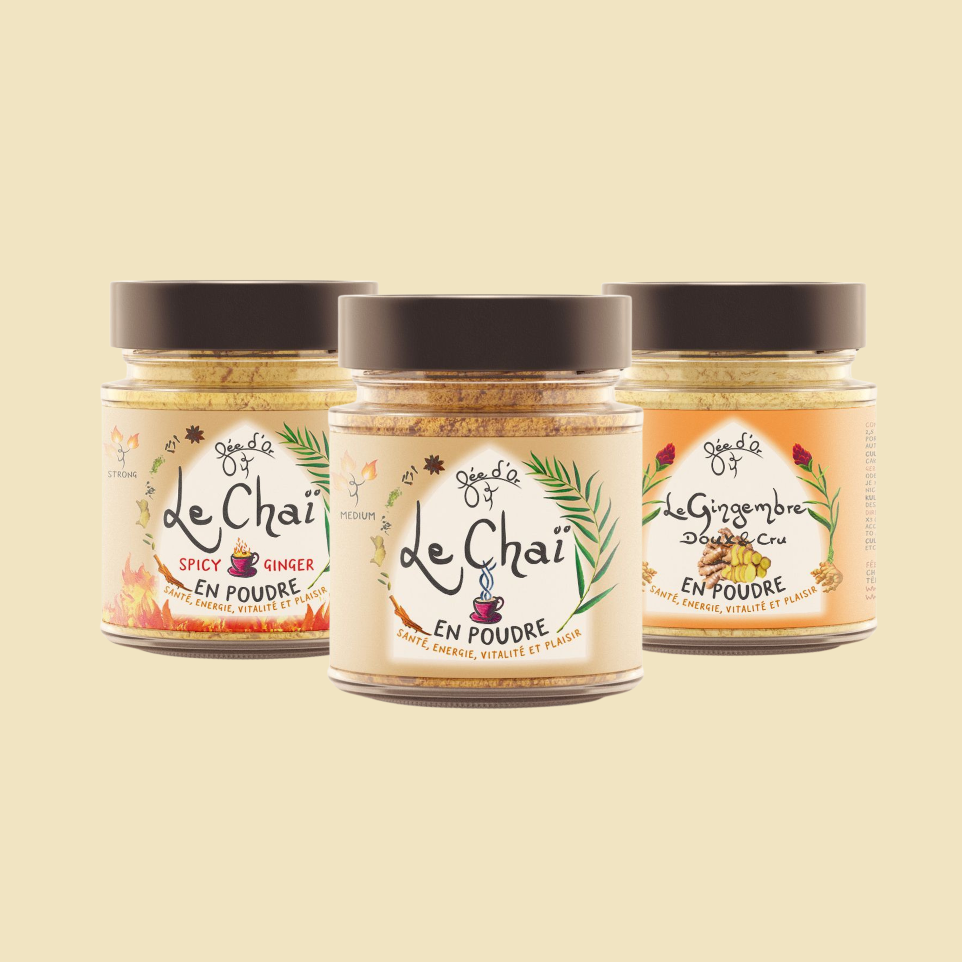 Trois pots de poudre d'épices chai avec étiquettes sur fond beige.