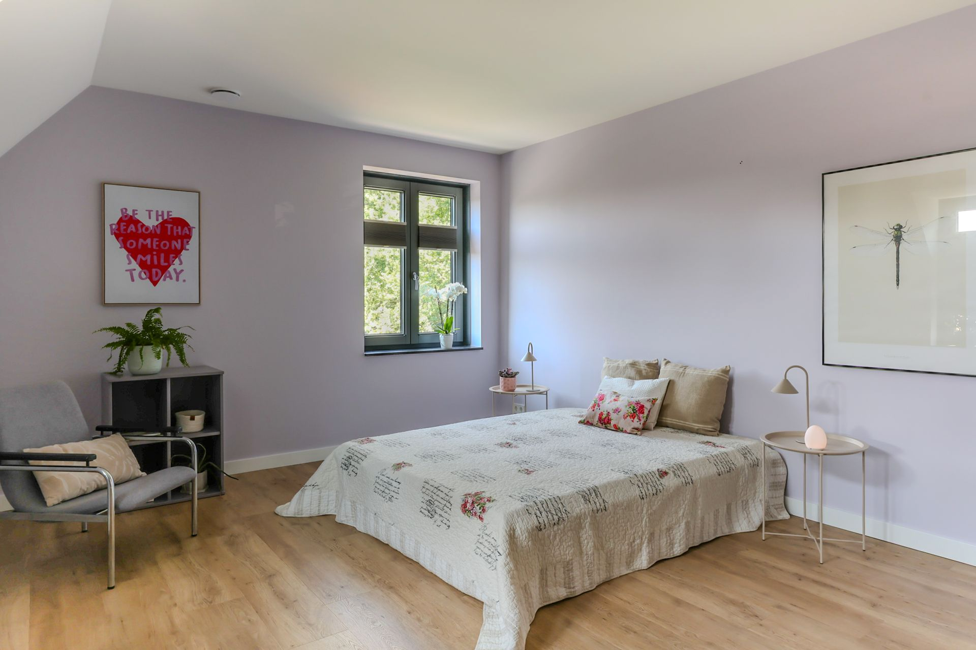 Een moderne woonkamer met maar liefst ruimte voor 3 royale banken. In beige en zwart, en een zwarte sofa, een houten salontafel, een hoogpolig vloerkleed en  grote ramen van vloer tot plafond, die toegang geven tot het zeer grote balkon.