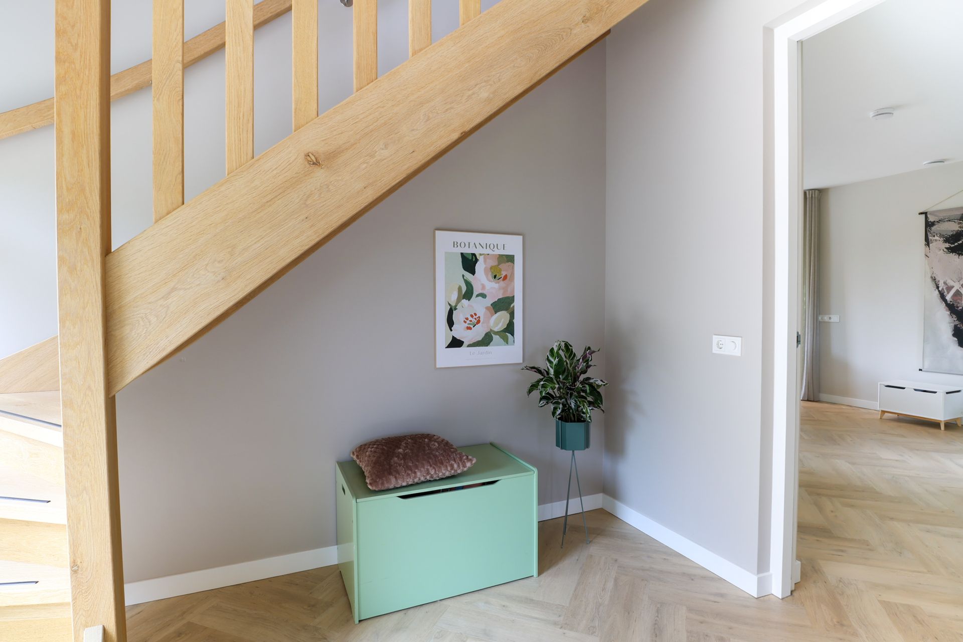 Moderne badkamer met een dubbele wastafel, een grote spiegel en een  heerlijk ligbad. Achter de wastafel bevinden zich nog een royaal toilet en een ruime inloopdouche.