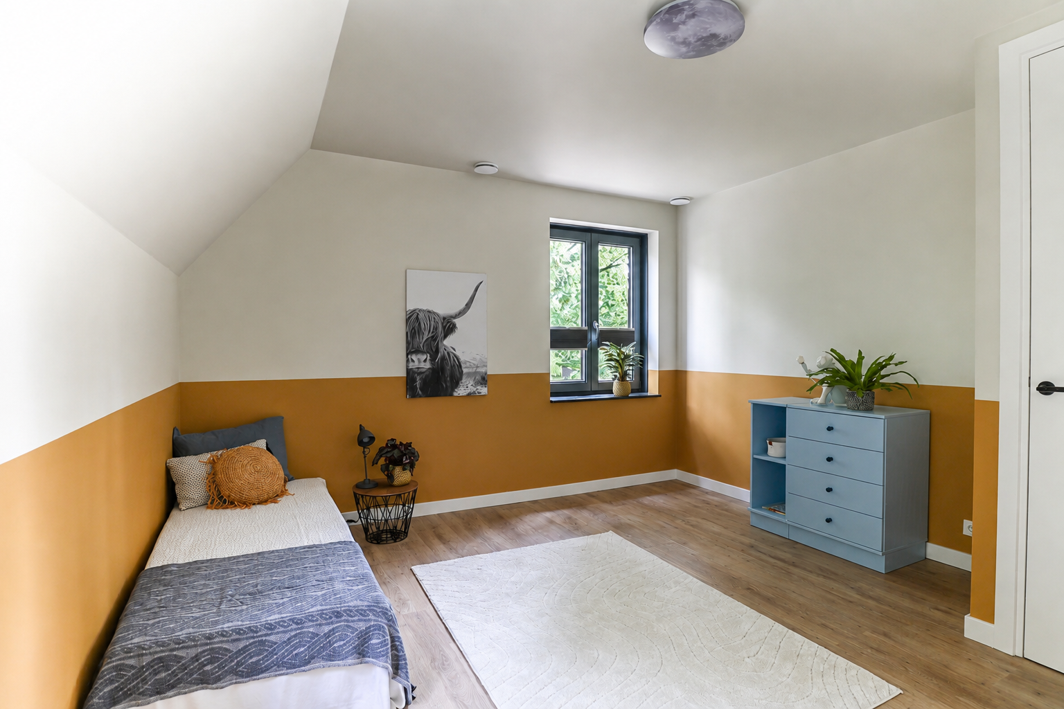 Na restyling, een moderne, minimalistische slaapkamer met een wit bed, grijze muren, een groot raam met uitzicht de tuin. De gekleurde kussen geven sfeer aan deze kamer.