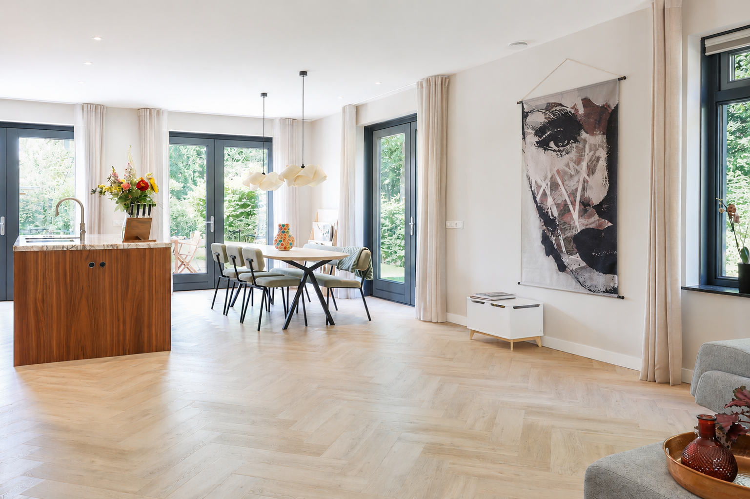 Een moderne woonkamer met maar liefst ruimte voor 3 royale banken. In beige en zwart, en een zwarte sofa, een houten salontafel, een hoogpolig vloerkleed en  grote ramen van vloer tot plafond, die toegang geven tot het zeer grote balkon.