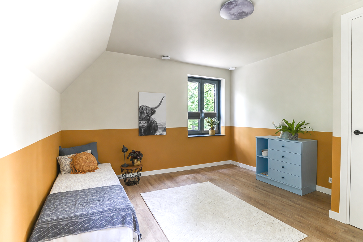 Moderne badkamer met een dubbele wastafel, een grote spiegel en een  heerlijk ligbad. Achter de wastafel bevinden zich nog een royaal toilet en een ruime inloopdouche.