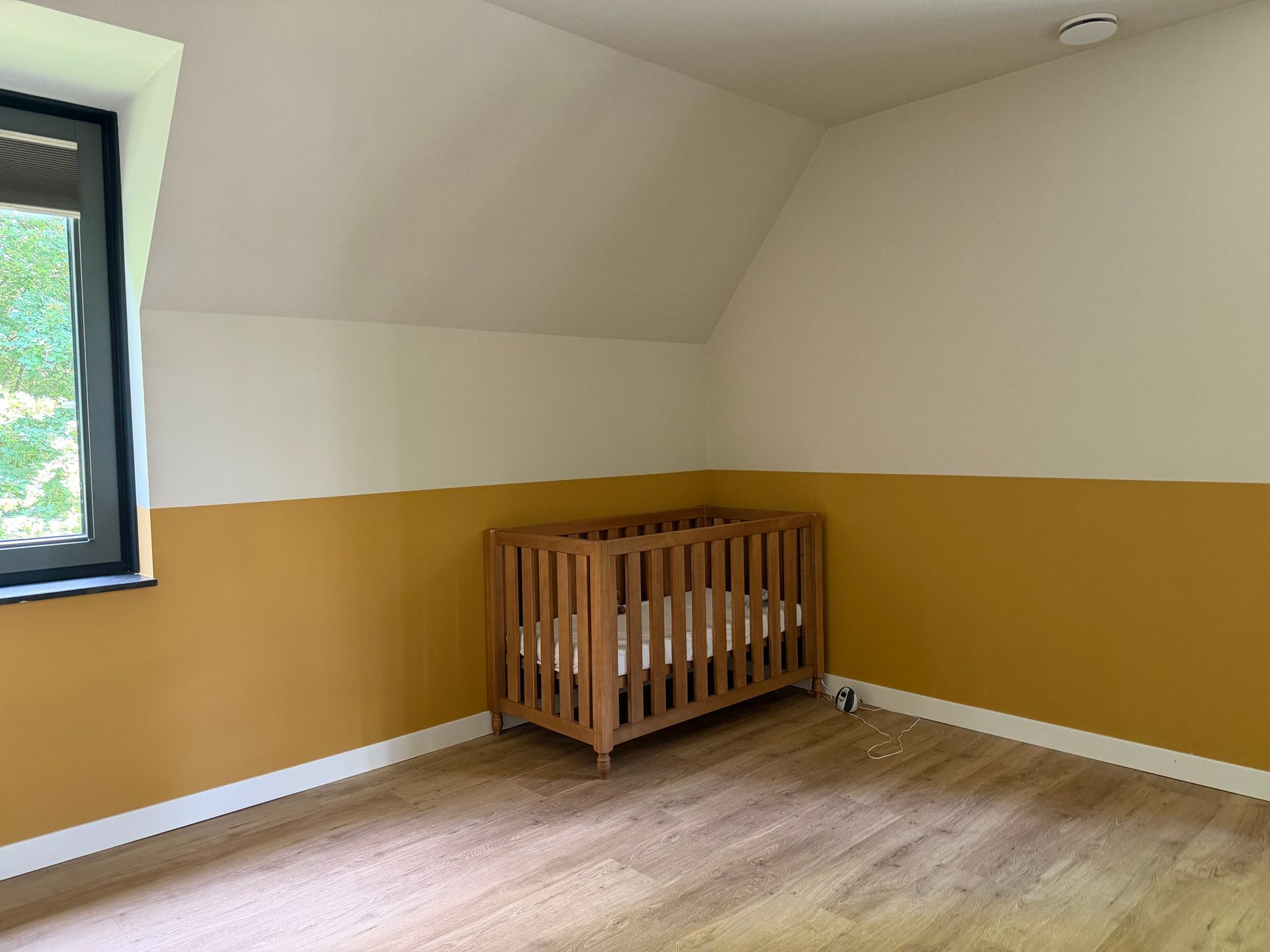 Slaapkamer vooraf gaand aan styling. Raampartijen zijn niet goed zichtbaar, looproutes naar het raam niet vrij. Bed, niet strak opgemaakt.