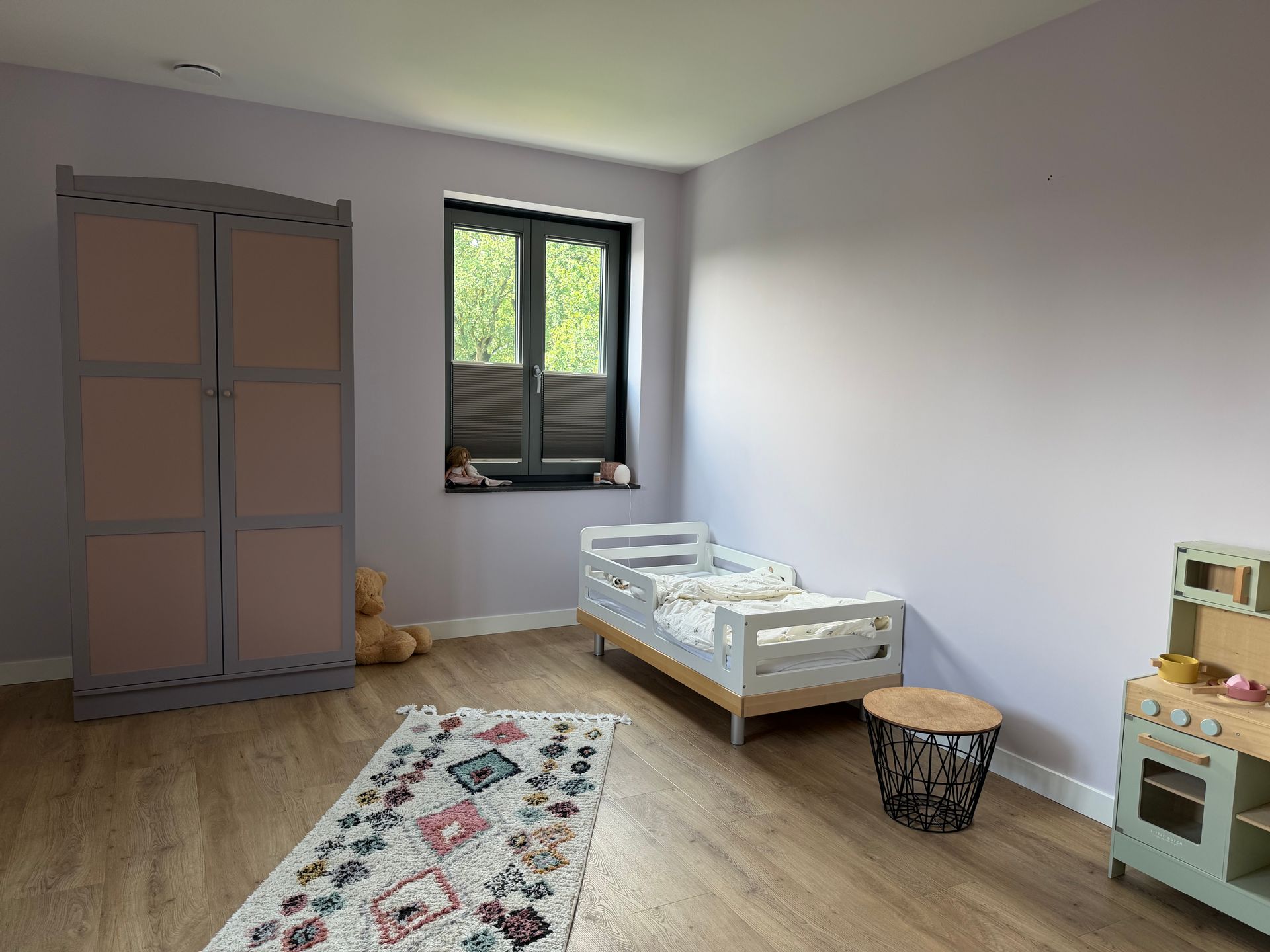 Slaapkamer vooraf gaand aan styling. Raampartijen zijn niet goed zichtbaar, looproutes naar het raam niet vrij. Bed, niet strak opgemaakt.