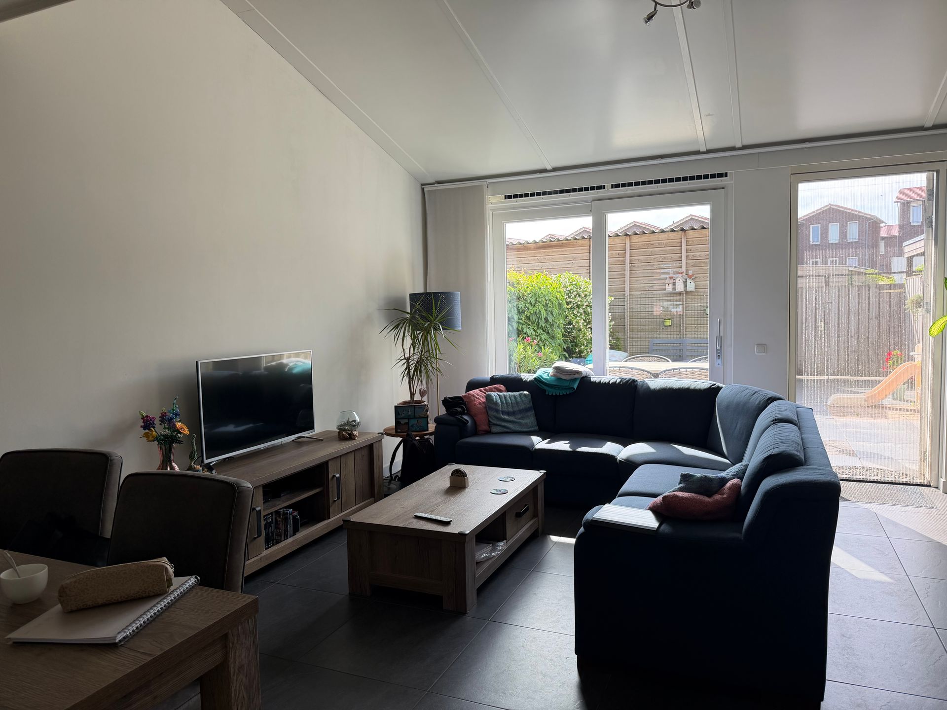 Slaapkamer vooraf gaand aan styling. Raampartijen zijn niet goed zichtbaar, looproutes naar het raam niet vrij. Bed, niet strak opgemaakt.
