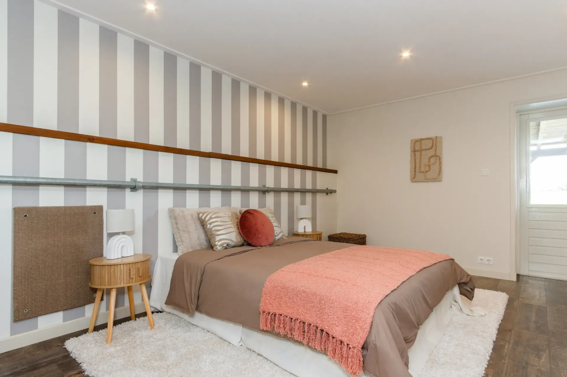 Slaapkamer vooraf gaand aan styling. Raampartijen zijn niet goed zichtbaar, looproutes naar het raam niet vrij. Bed, niet strak opgemaakt.