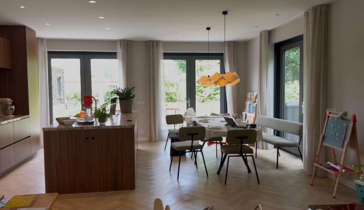 Slaapkamer vooraf gaand aan styling. Raampartijen zijn niet goed zichtbaar, looproutes naar het raam niet vrij. Bed, niet strak opgemaakt.