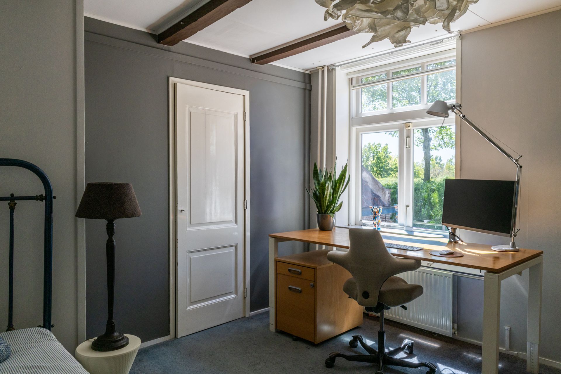 Moderne badkamer met een dubbele wastafel, een grote spiegel en een heerlijk ligbad. Achter de wastafel bevinden zich nog een royaal toilet en een ruime inloopdouche.
