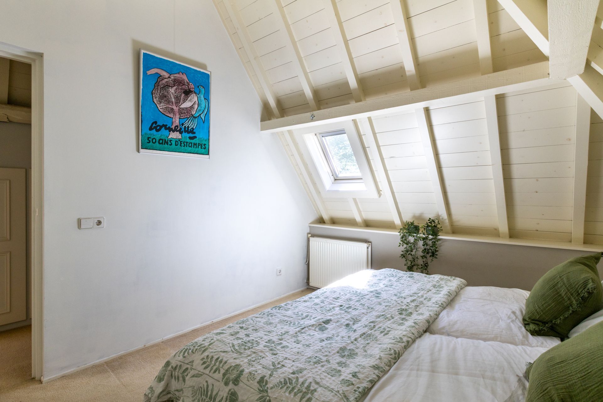 Slaapkamer vooraf gaand aan styling. Raampartijen zijn niet goed zichtbaar, looproutes naar het raam niet vrij. Bed, niet strak opgemaakt.