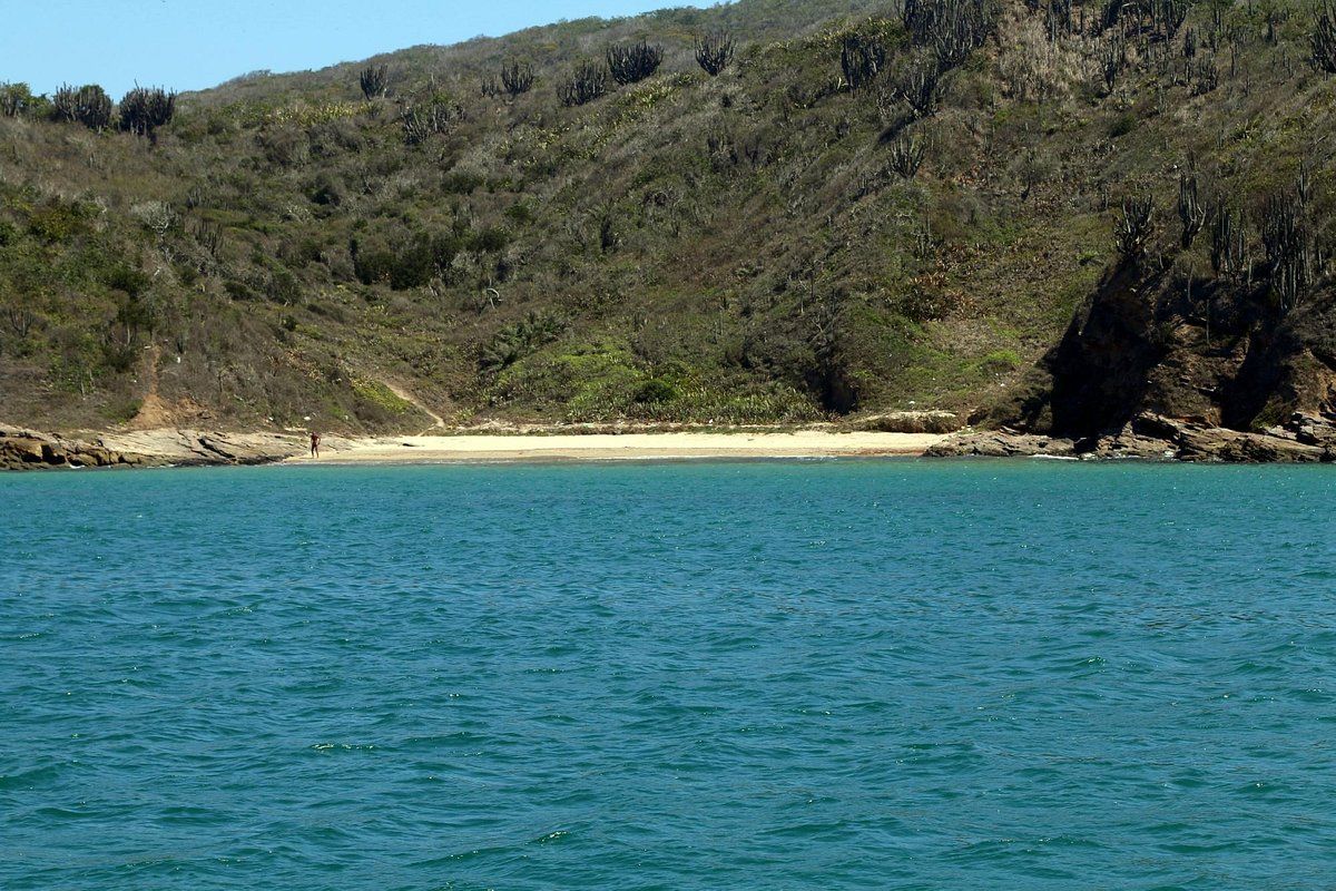 A Praia dos Amores fica no meio do caminho, entre a Praia do Canto e a Praia da Tartaruga