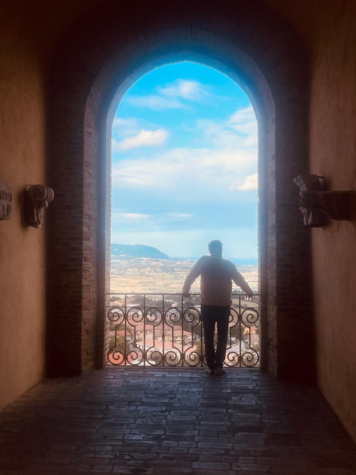 uitzichtpunt bij Recanati in Le Marche met prachtige poort