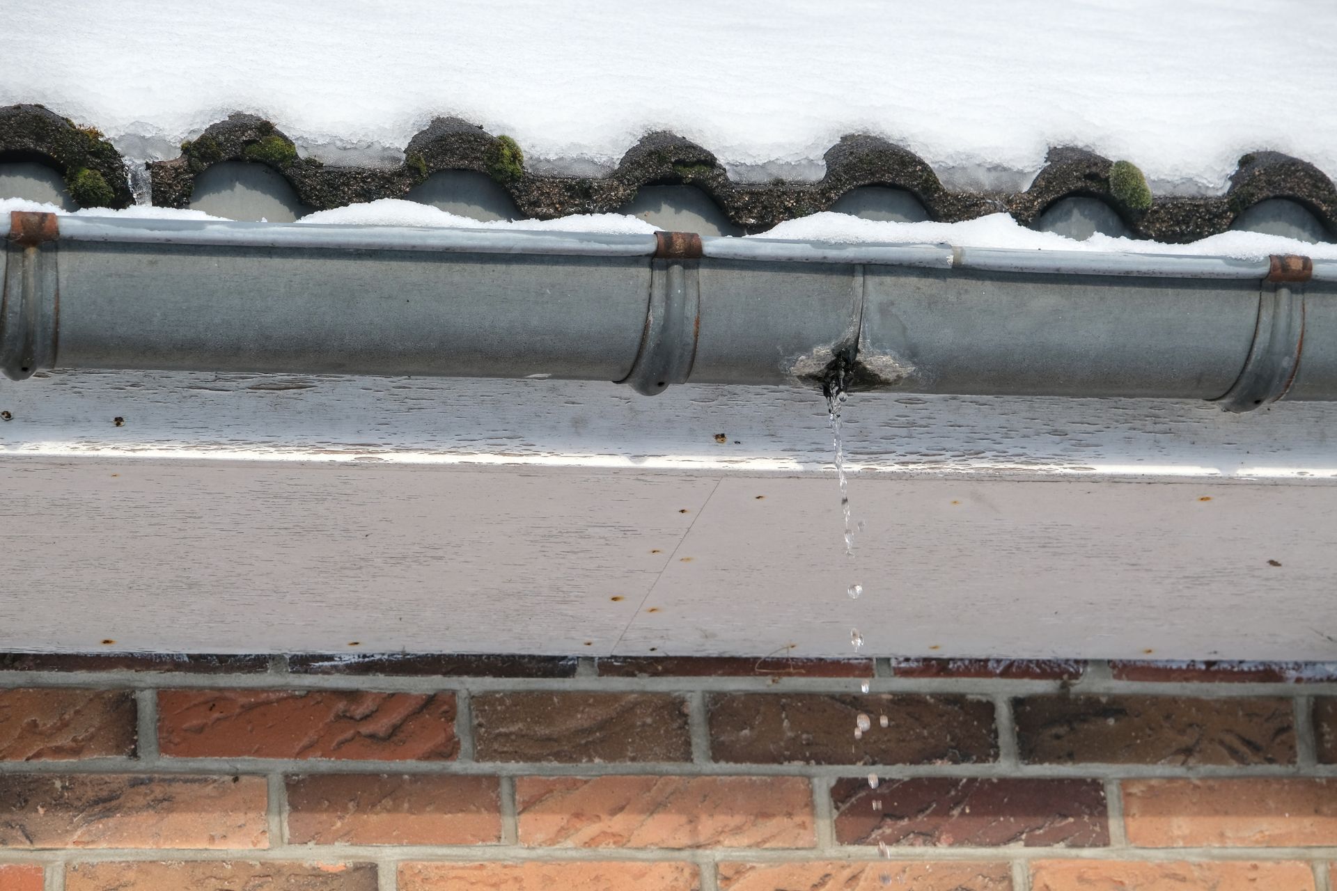 Leaking gutter