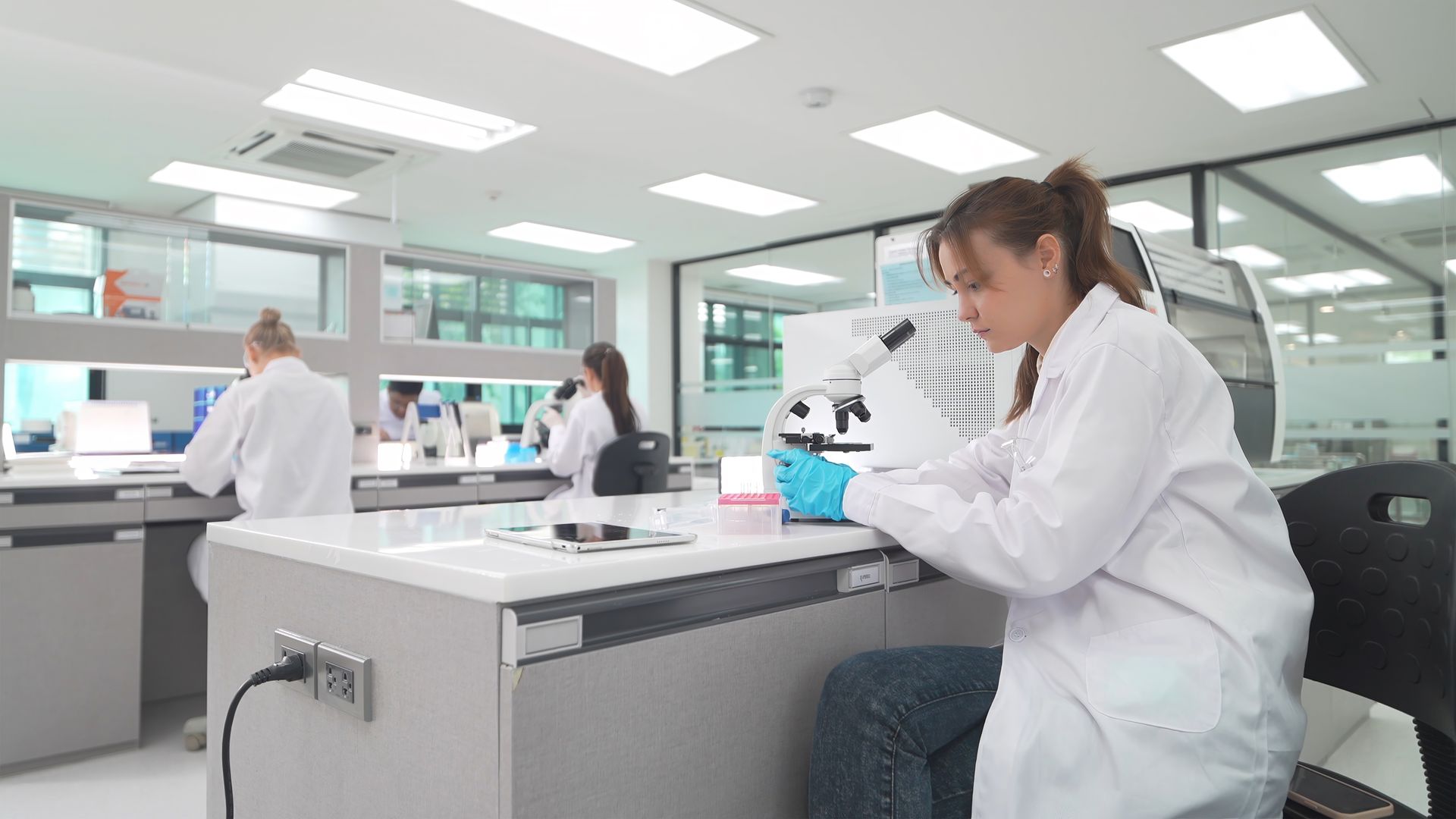 Lab test fit plan aligning equipment, storage, and utilities