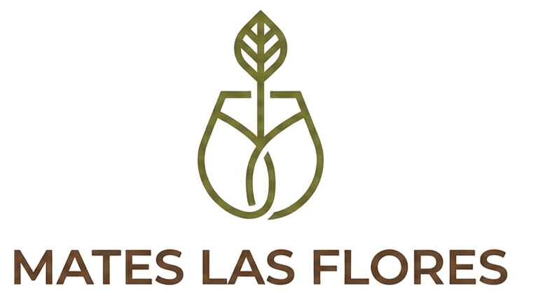 Logotipo floral marrón con un icono de hoja y flor sobre el texto “MATES LAS FLORES”