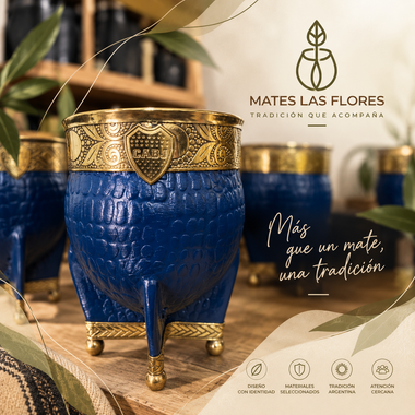 Mate azul y dorado con el logotipo de la marca y texto en español, con un diseño que simula un anuncio promocional.