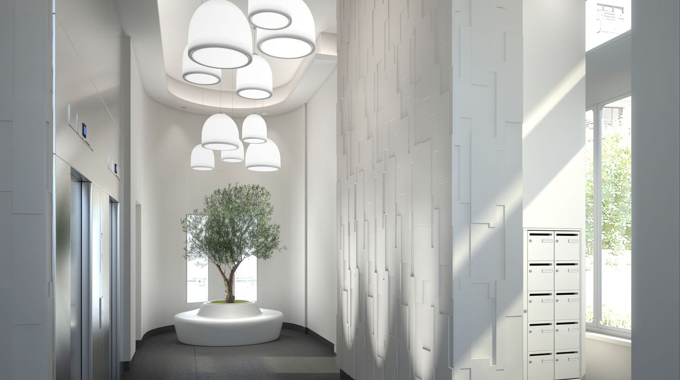 Couloir blanc moderne avec suspensions lumineuses, arbre en pot et fenêtres baignées de soleil.