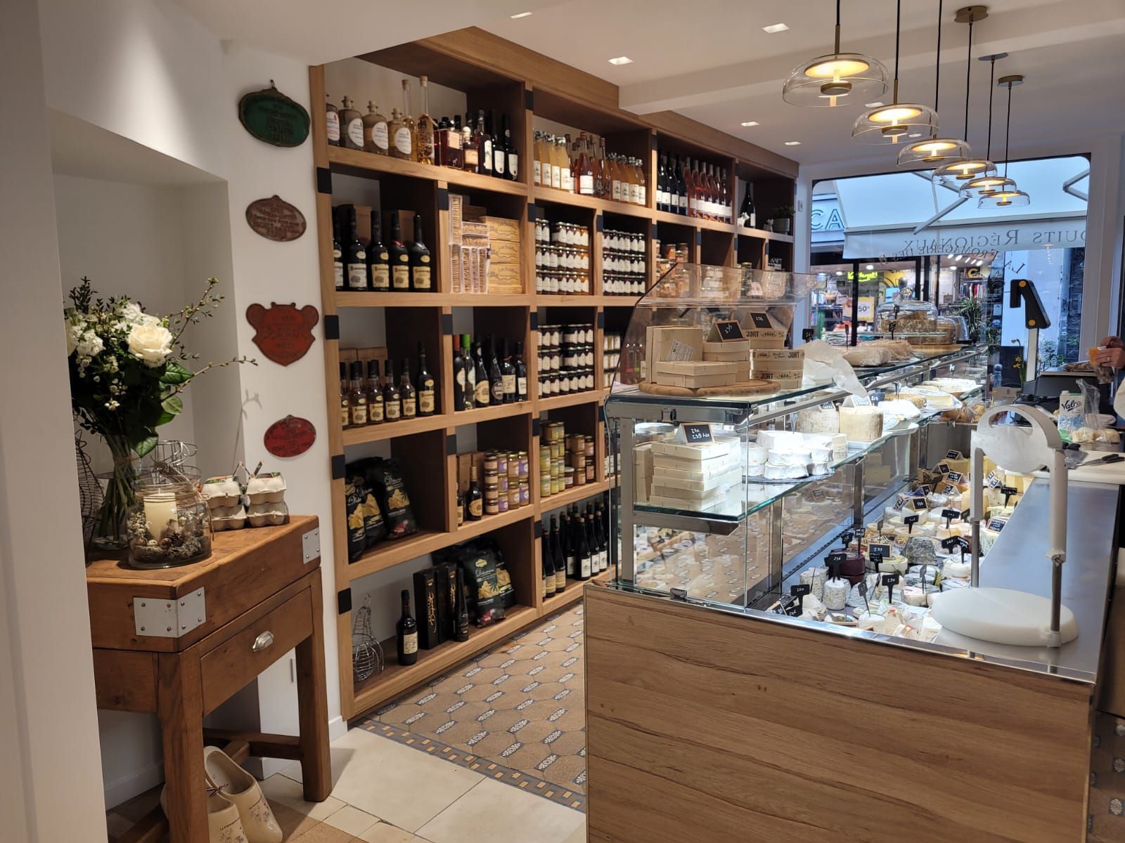 Un magasin rempli de nombreuses étagères remplies de bouteilles de vin amélioré par mes services d'architecte d'intérieur
