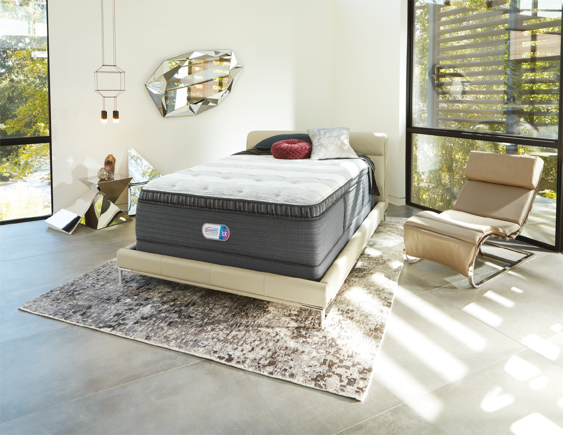 Una cama con un colchón y una silla en un dormitorio.