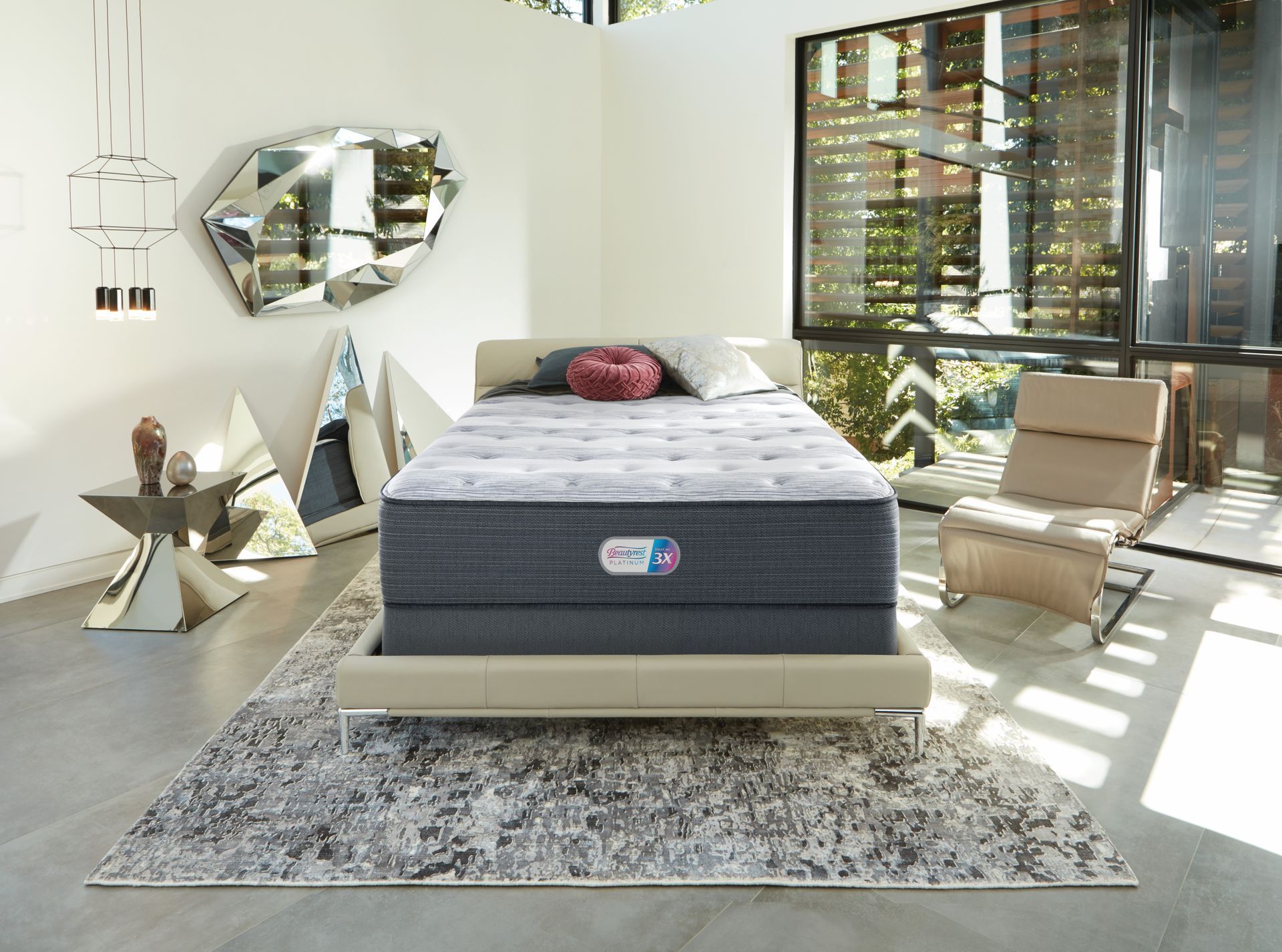 Una cama con un colchón encima en un dormitorio.