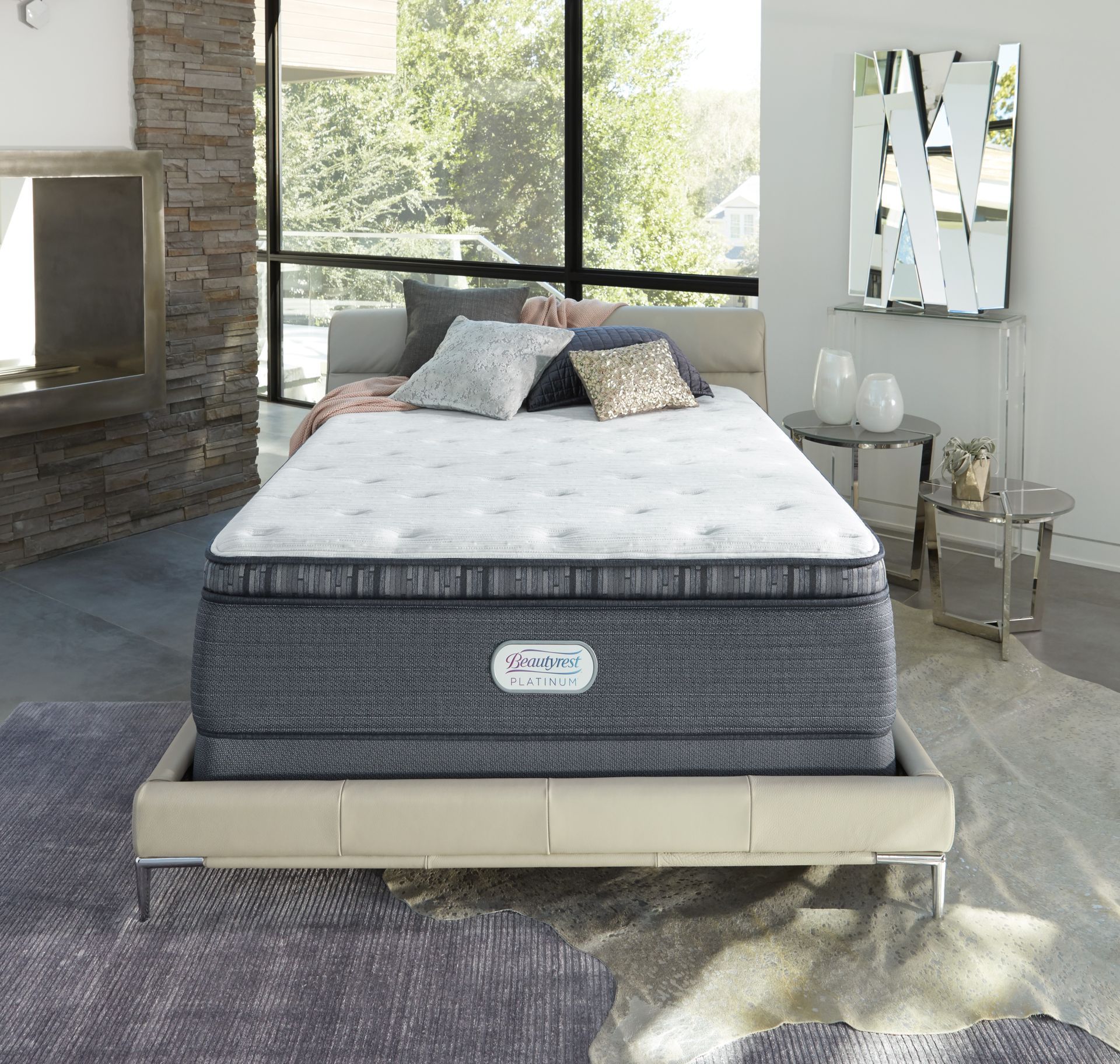 Una cama con colchón y almohadas.
