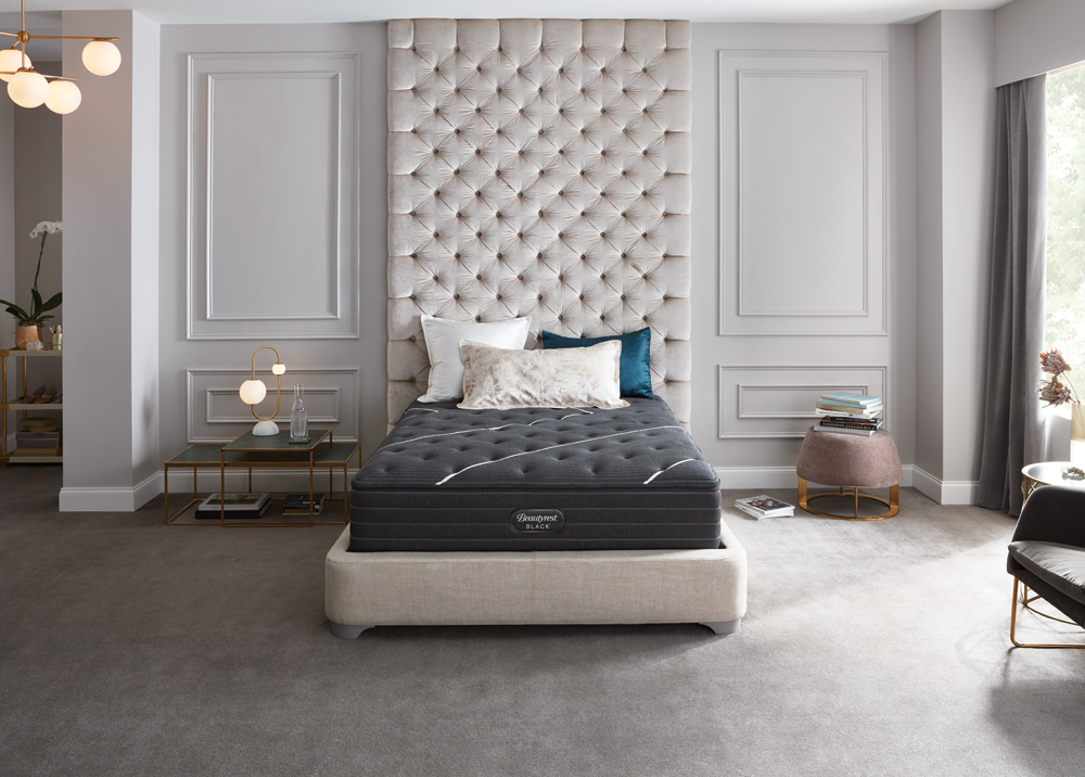 Dormitorio con cama, cabecero capitoné y colchón en una paleta de colores moderna y neutra.