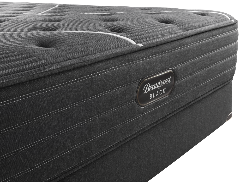 Primer plano de un colchón Beautyrest Black negro con detalles cosidos y una etiqueta de marca.