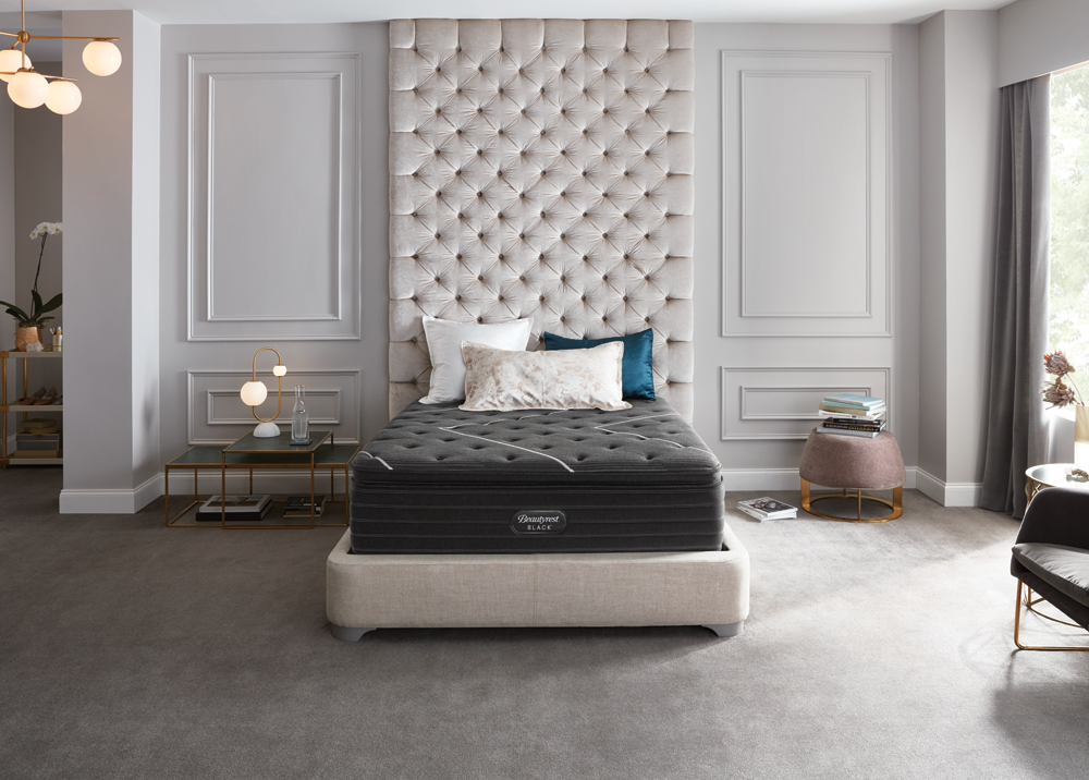 Una cama con un colchón encima en un dormitorio.