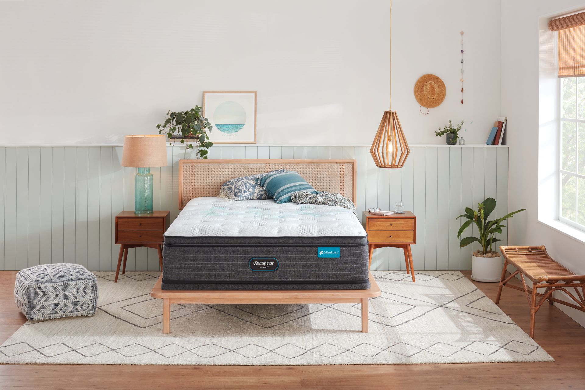 Una cama con un colchón encima en un dormitorio.