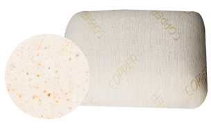Un primer plano de una almohada blanca con cobre escrito en ella.