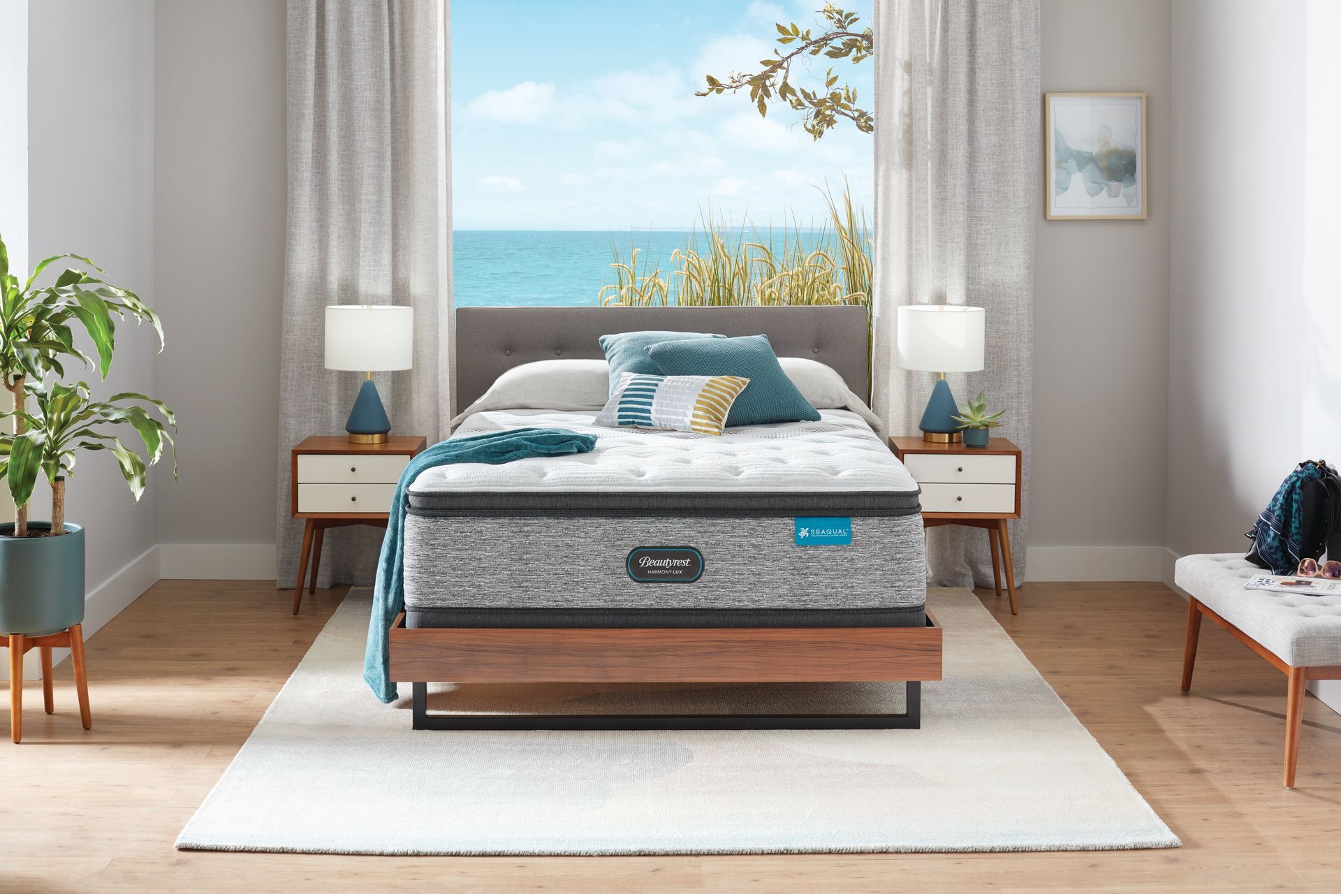 Una cama con un colchón encima en un dormitorio junto a una ventana.