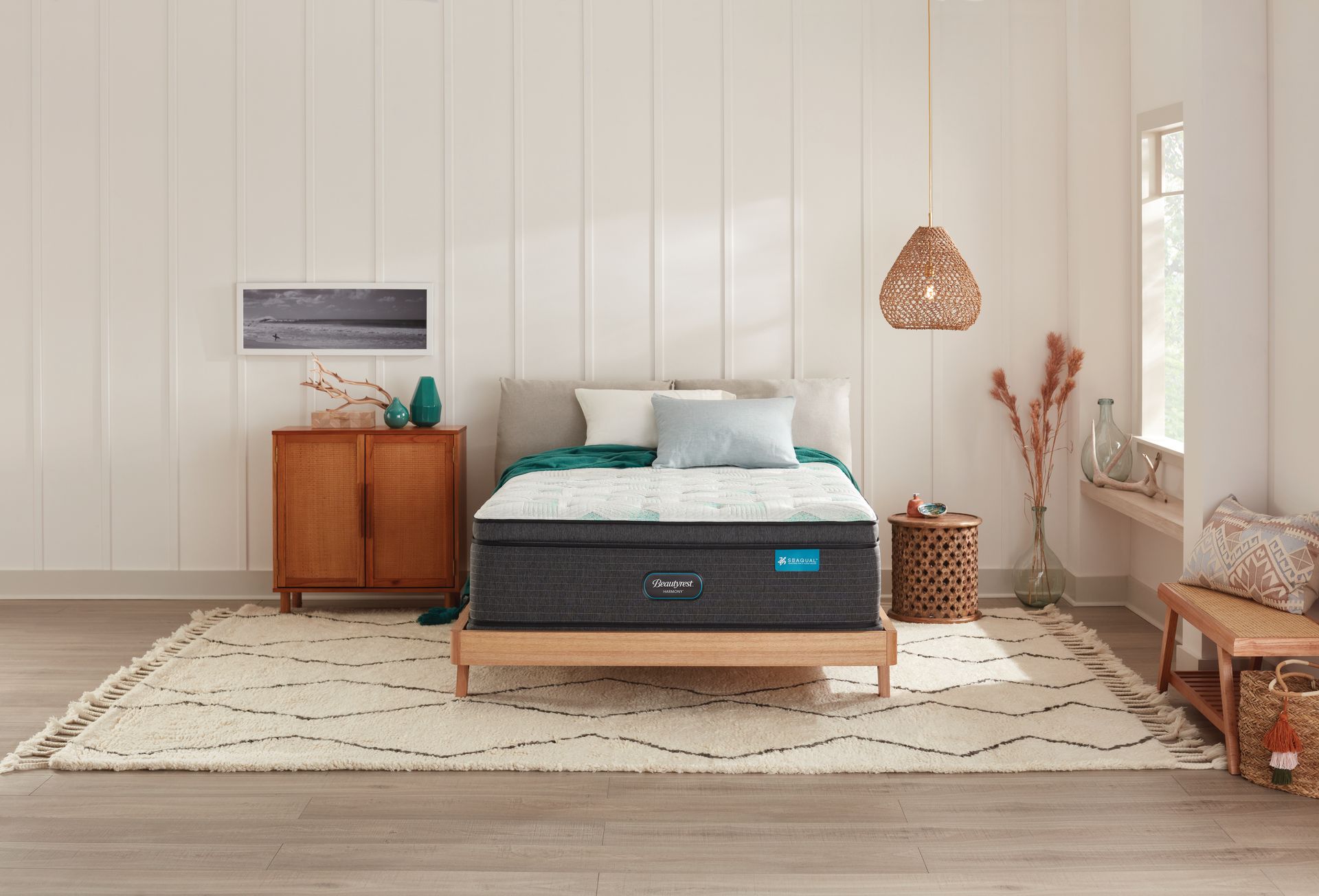 Una cama con un colchón encima en un dormitorio.