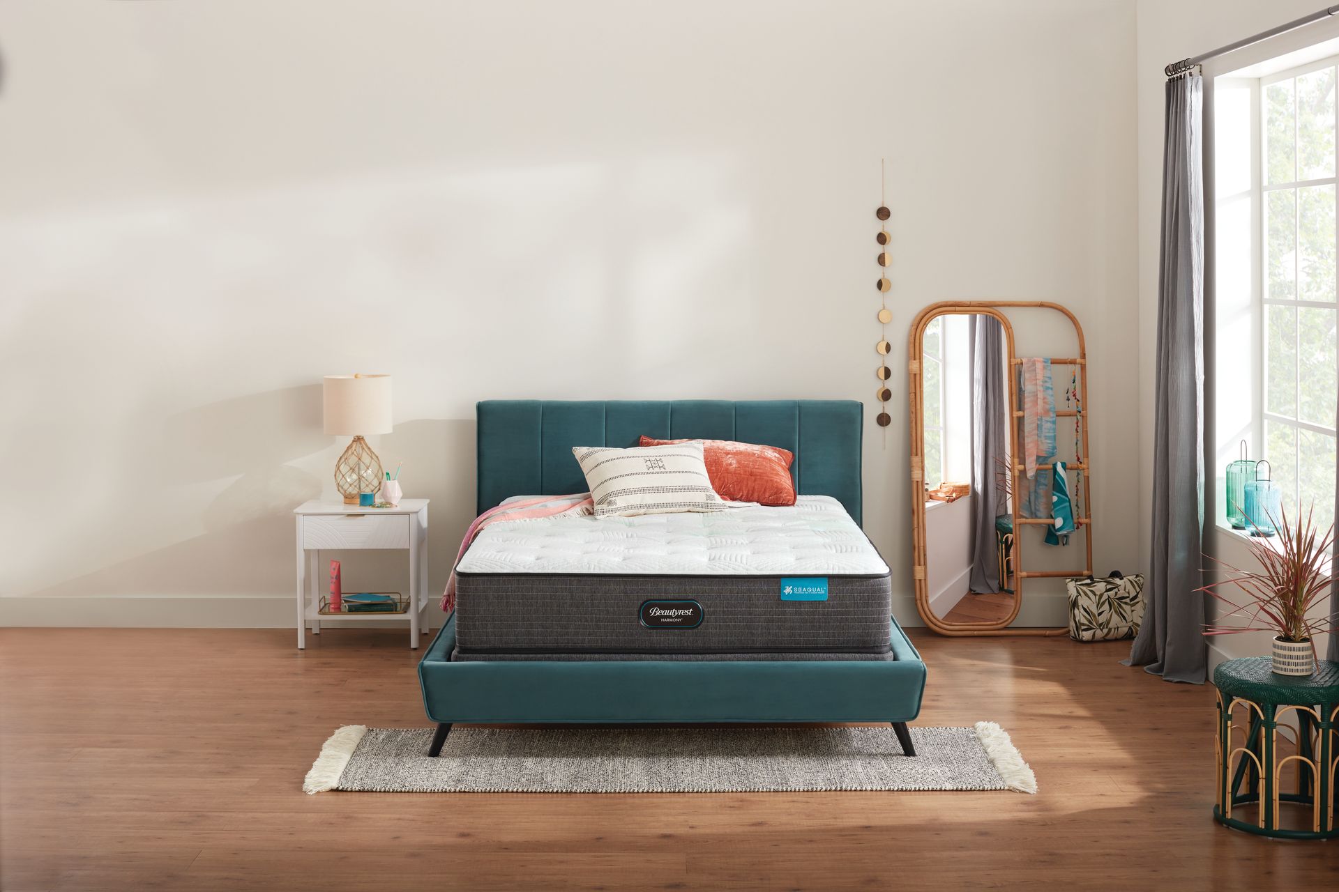 Un dormitorio con cama, mesita de noche, espejo y colchón.