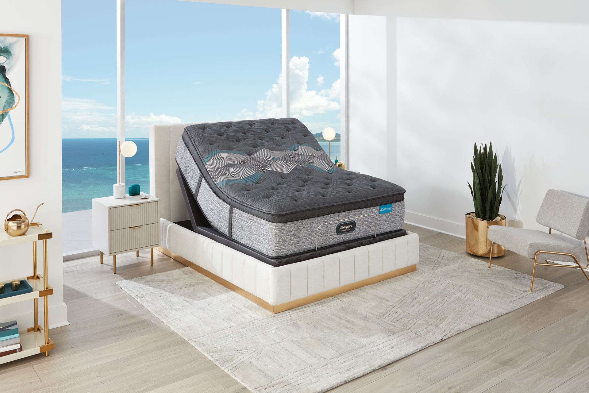Hay un colchón encima de una cama en un dormitorio junto a una ventana.