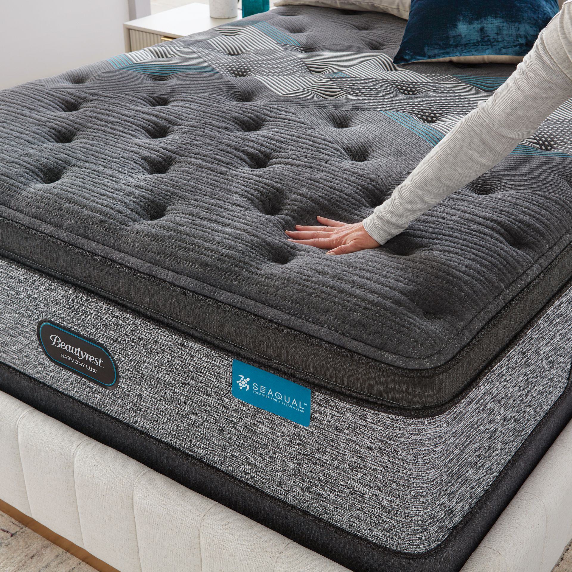 Una persona toca el colchón de una cama.