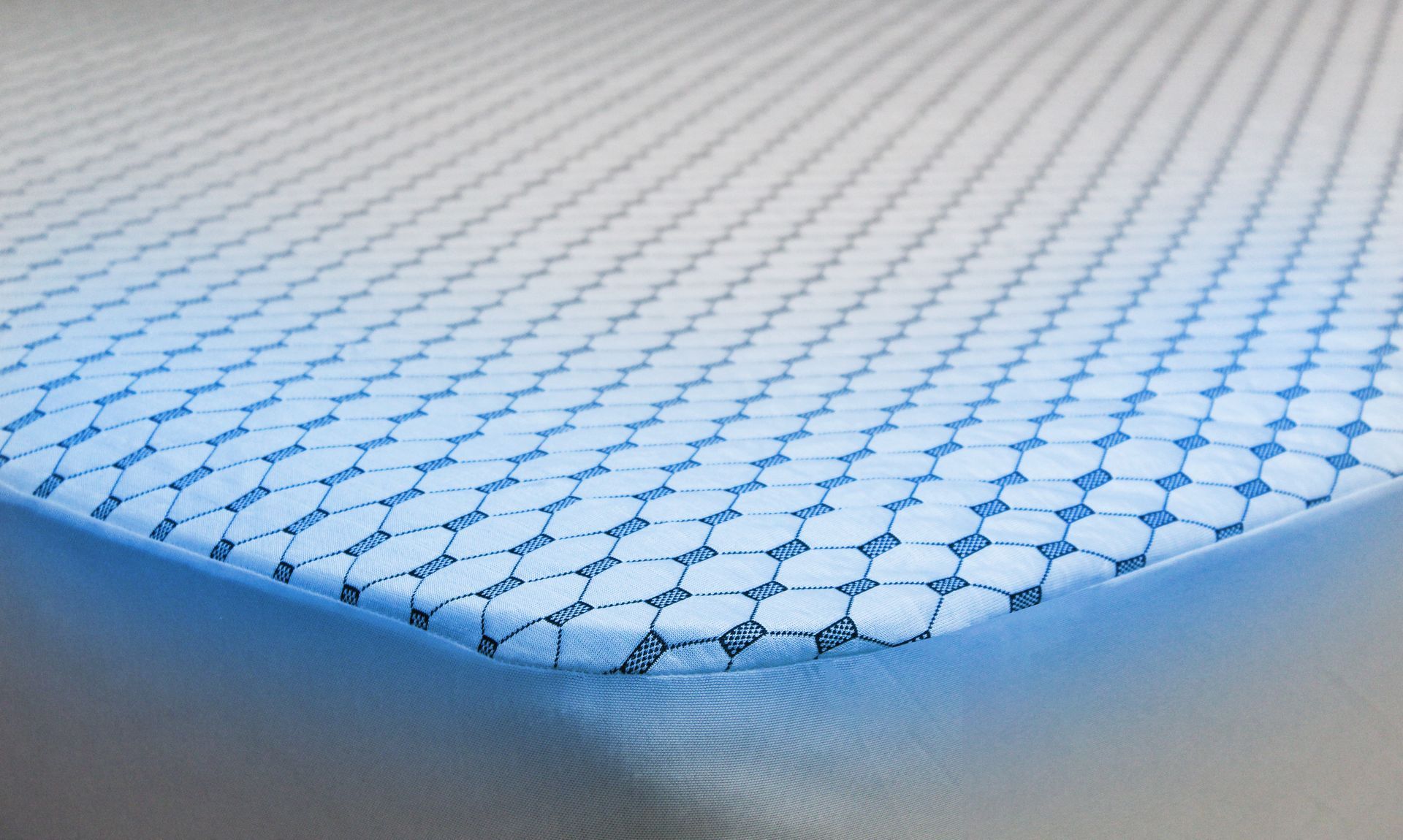 Un primer plano de un colchón azul y blanco.