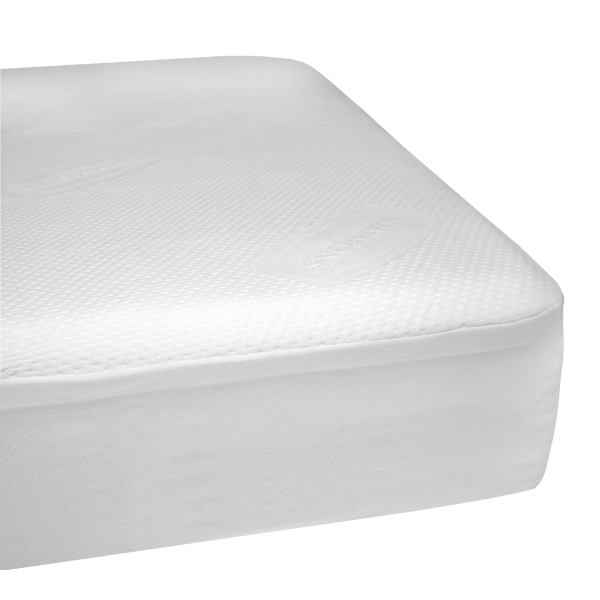 Un colchón blanco con un protector de colchón blanco encima.