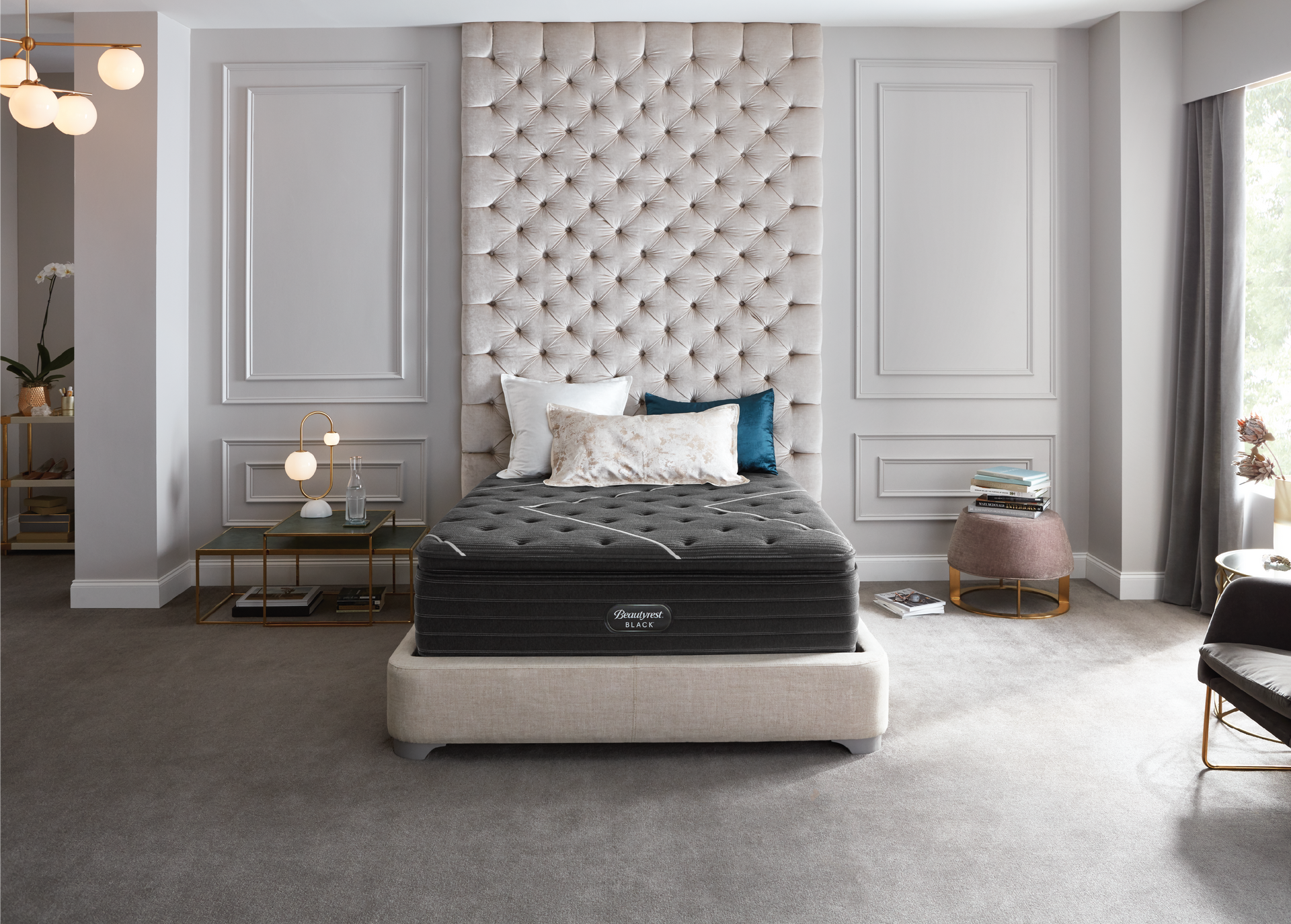 Hay una cama con un colchón en el medio de la habitación.