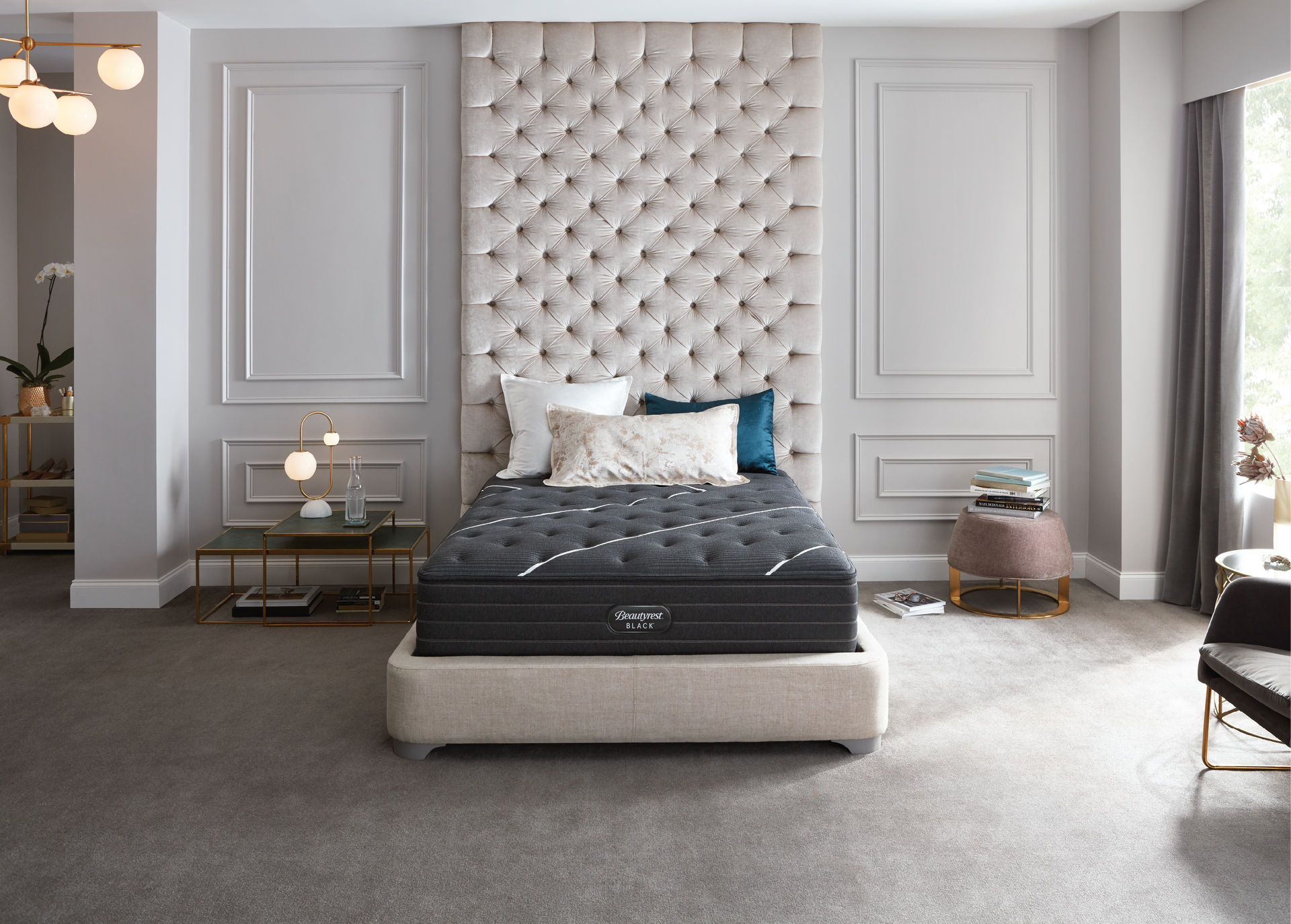 Hay una cama con un colchón en el medio de la habitación.