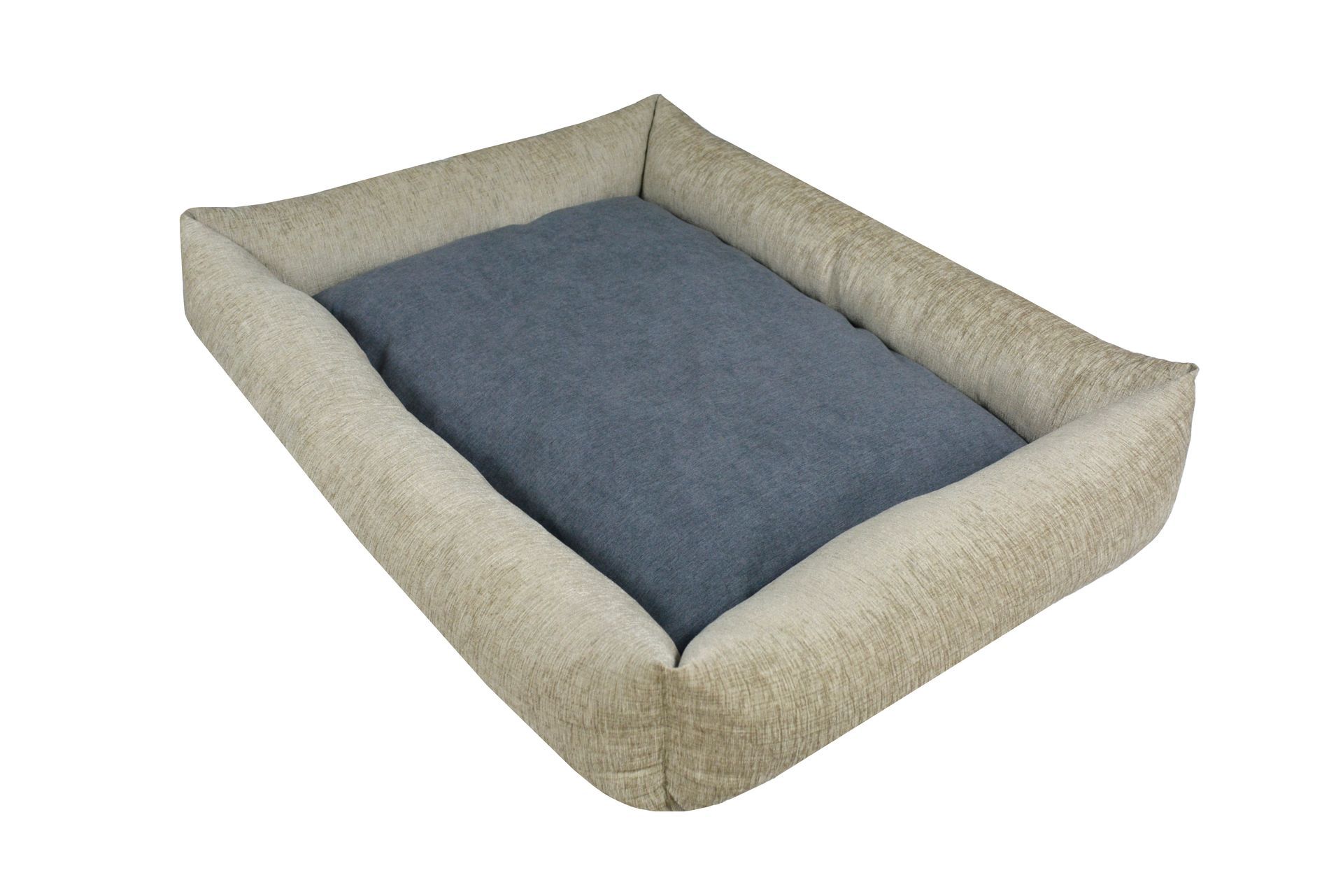 Una cama para perros con una almohada azul encima.