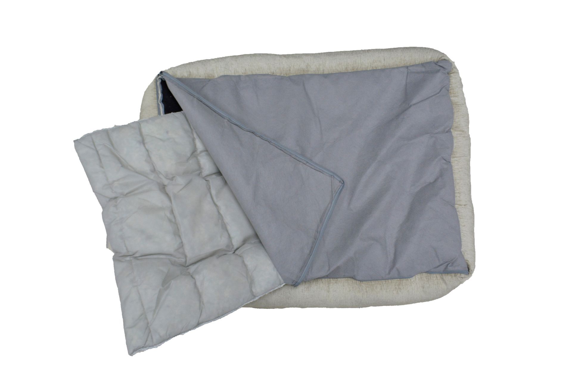 Una cama para perros con una manta gris encima.
