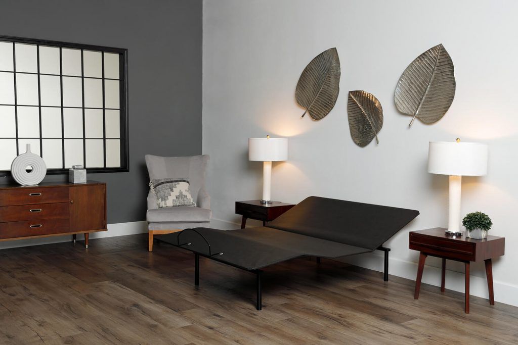 Una sala de estar con sofá, sillón y lámparas.