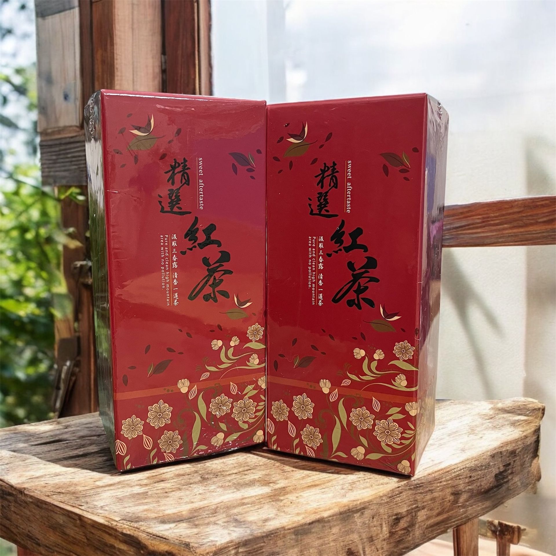 翠峰烏龍承襲青心烏龍的優雅底韻，卻以「嫩心條狀」的特殊工藝製成。茶心雖細嫩，不適合揉製成緊結茶球，茶農因而選擇保留其原生條型，使香氣與滋味展現最自然的純淨層次。發酵度達 85%，帶有接近紅茶的柔醇，但不經烘焙，保有高山清雅花香與雲霧氣息。難得的製法與產量，使翠峰烏龍成為高山茶愛好者不可錯過的珍稀逸品。
