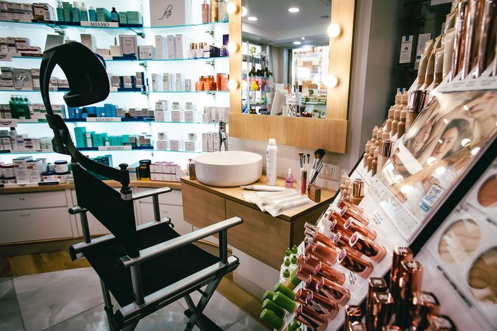 Una cliente che prova un prodotto di dermocosmesi