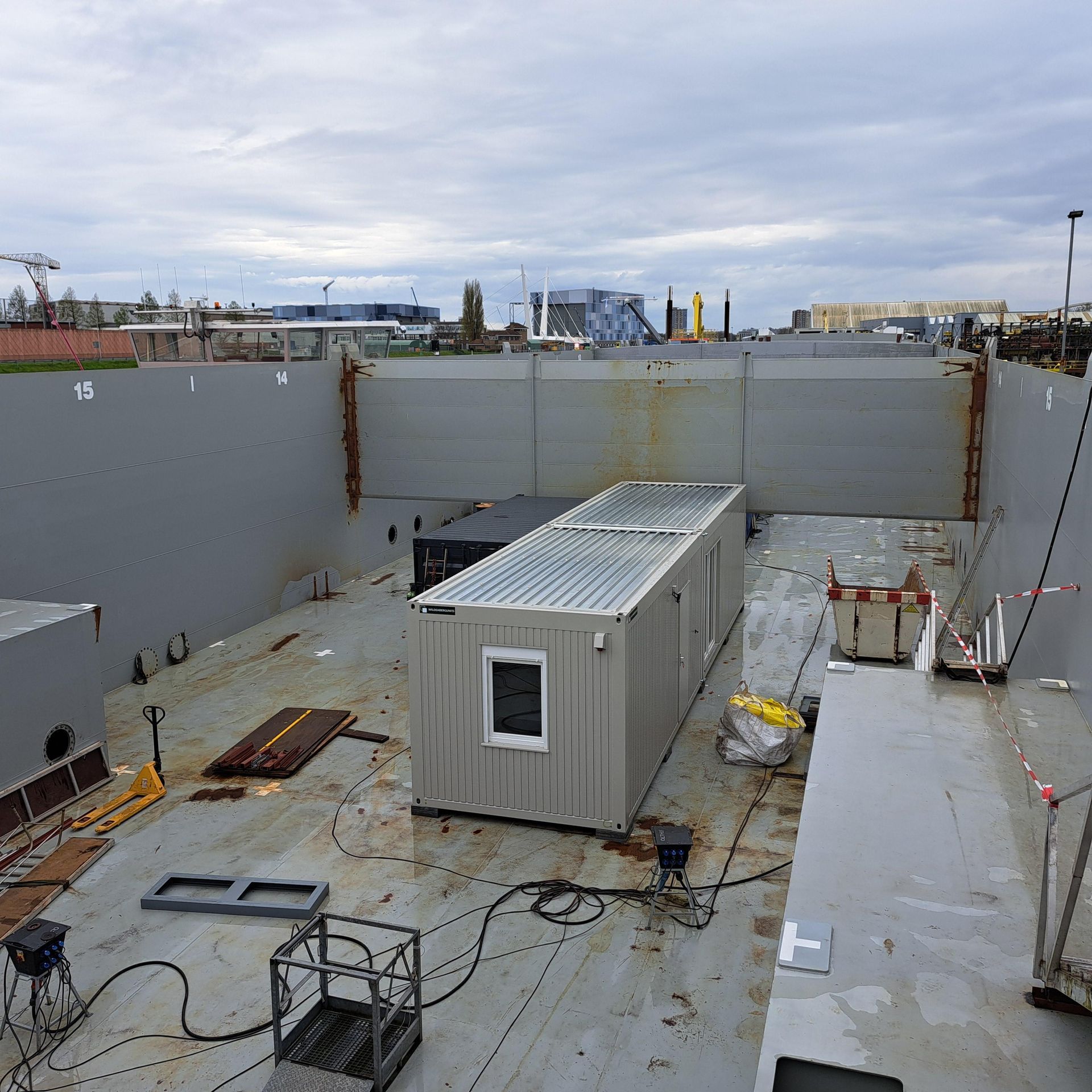 Tijdelijke woonunit in containerschip