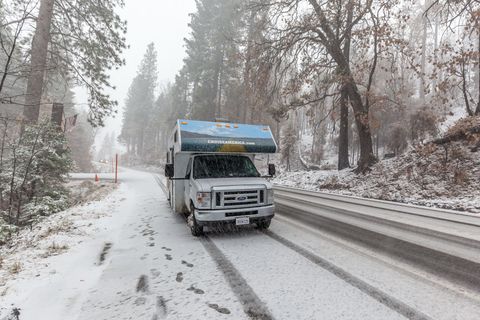 Trailer caravan roulotte covered by snow