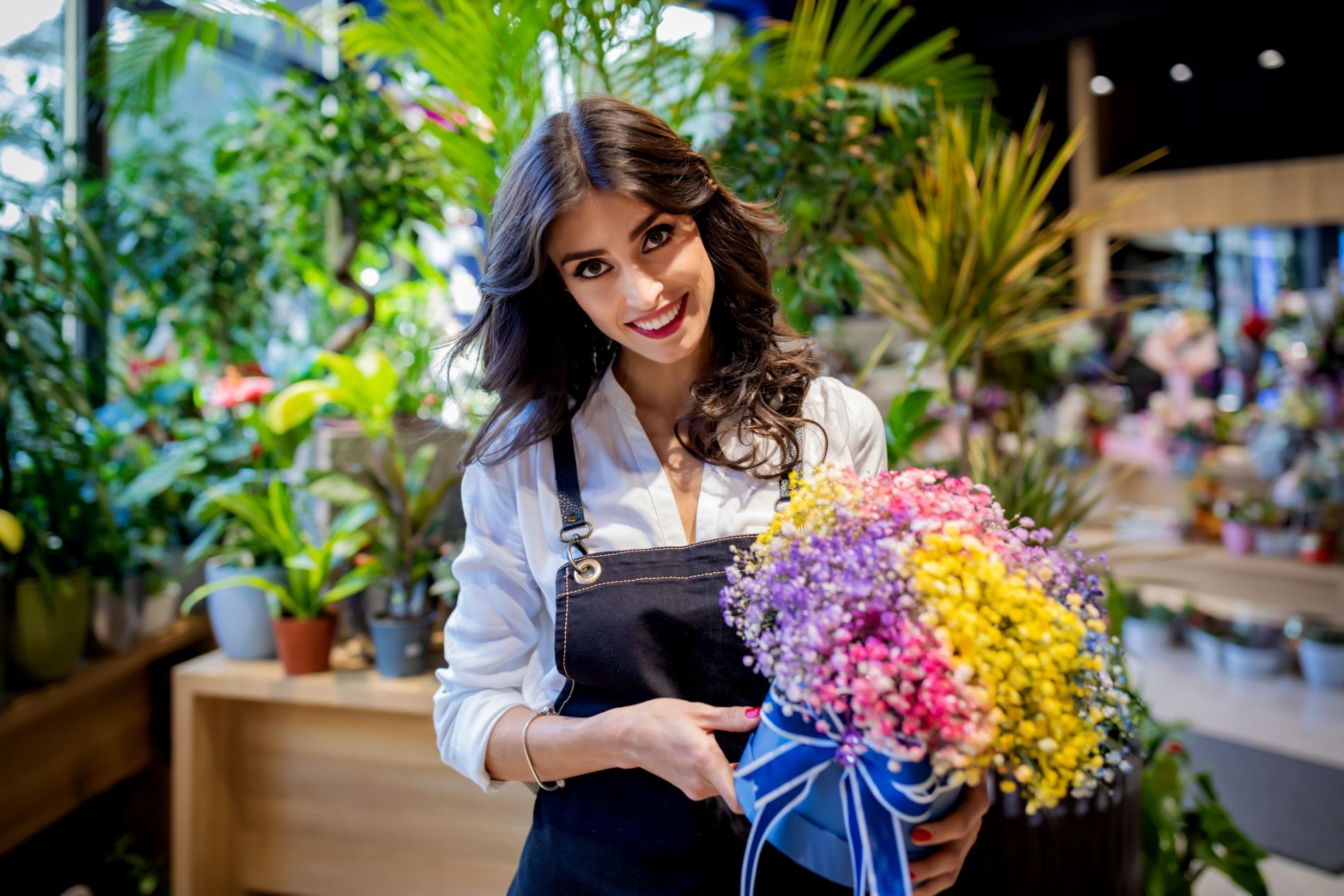 Donna con fiori in mano