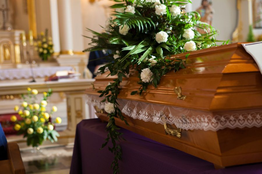 Mazzo di fiori bianchi sopra una bara